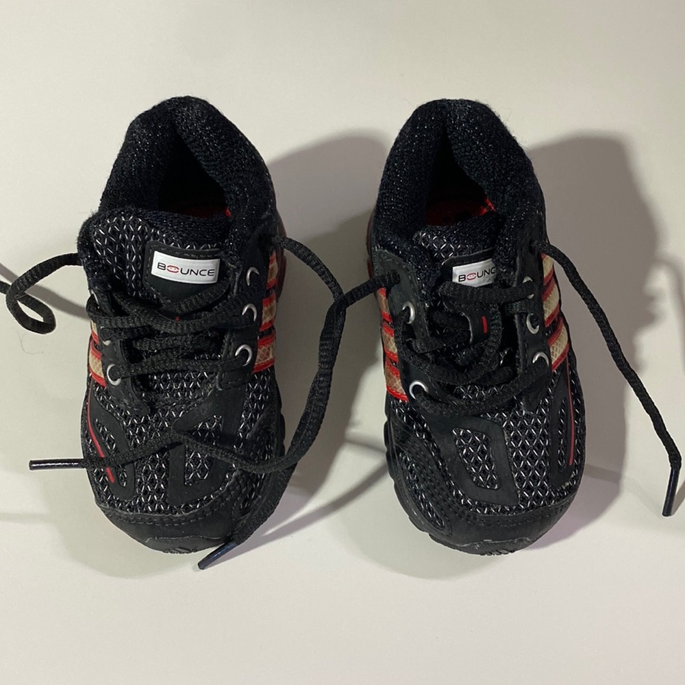 Baby boys Adidas Bounce shoes 4K Description is in pictures.